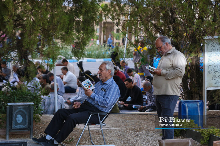 دعای پرفیض عرفه در آرامستان باغ رضوان