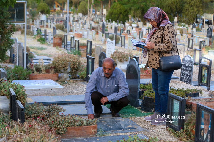 دعای پرفیض عرفه در آرامستان باغ رضوان