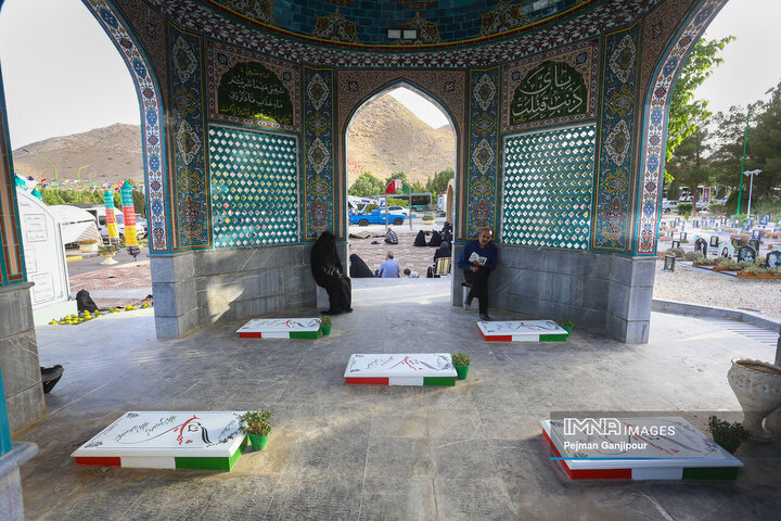 دعای پرفیض عرفه در آرامستان باغ رضوان