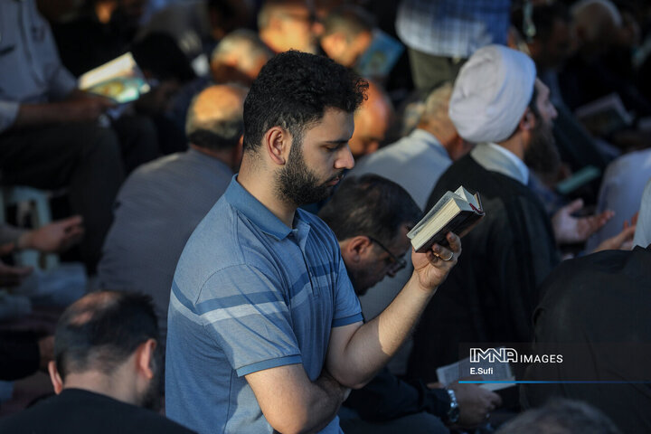 اشک و نیایش عرفه در گلزار شهدای اراک