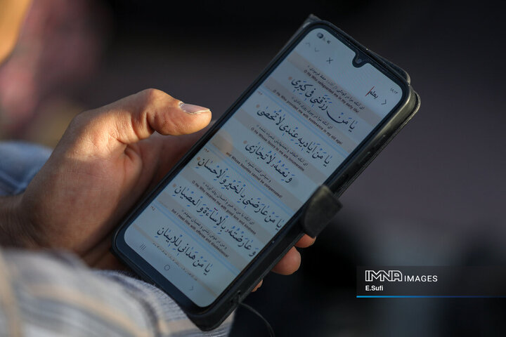 اشک و نیایش عرفه در گلزار شهدای اراک