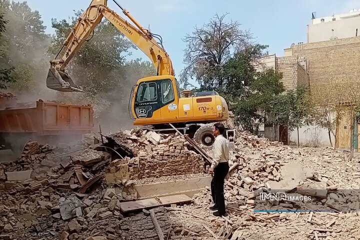 آزادسازی گلوگاه ۳۰ ساله در خیابان طالقانی اصفهان