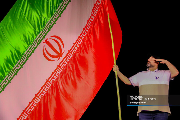 سمفونی افتخار؛ رقص پرچم در دستان کرمانشاهیان
