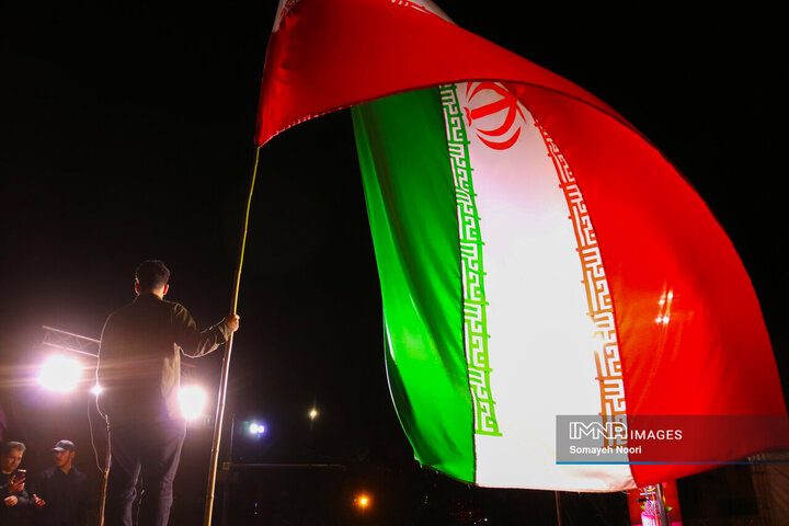 سمفونی افتخار؛ رقص پرچم در دستان کرمانشاهیان