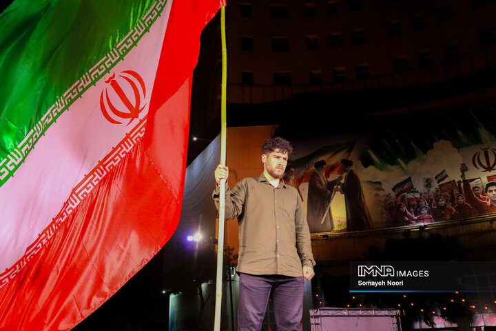 سمفونی افتخار؛ رقص پرچم در دستان کرمانشاهیان