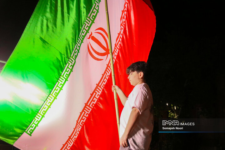 سمفونی افتخار؛ رقص پرچم در دستان کرمانشاهیان