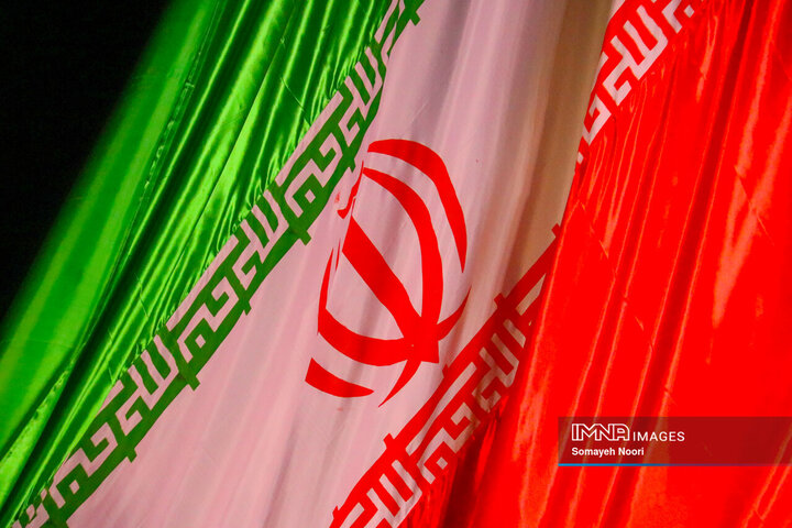 پرچم ایران در آیین آغاز سال تحصیلی به اهتزاز درآمد