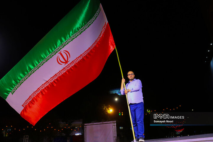 سمفونی افتخار؛ رقص پرچم در دستان کرمانشاهیان