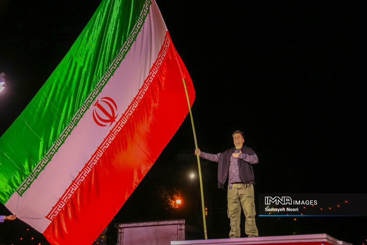 سمفونی افتخار؛ رقص پرچم در دستان کرمانشاهیان