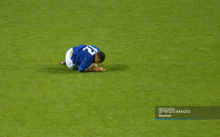 تیری آنری، بازیکن تیم ملی فرانسه، پس از شکست مقابل سنگال در سئول ۲۰۰۲، تنها روی زمین دراز کشیده است. سنگالِ تازه کار، یکی از بزرگترین شگفتی های تاریخ جام جهانی را رقم زد و در بازی افتتاحیه این مسابقات، فرانسه، مدافع عنوان قهرمانی را با نتیجه ۱-۰ شکست داد.