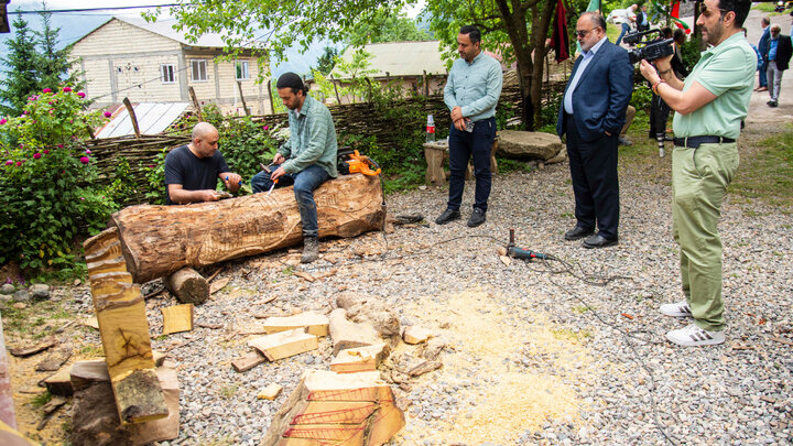 آغاز اجرای زنده تندیس «شانه چوبی»؛ نماد فرهنگی روستای شانه‌تراش
