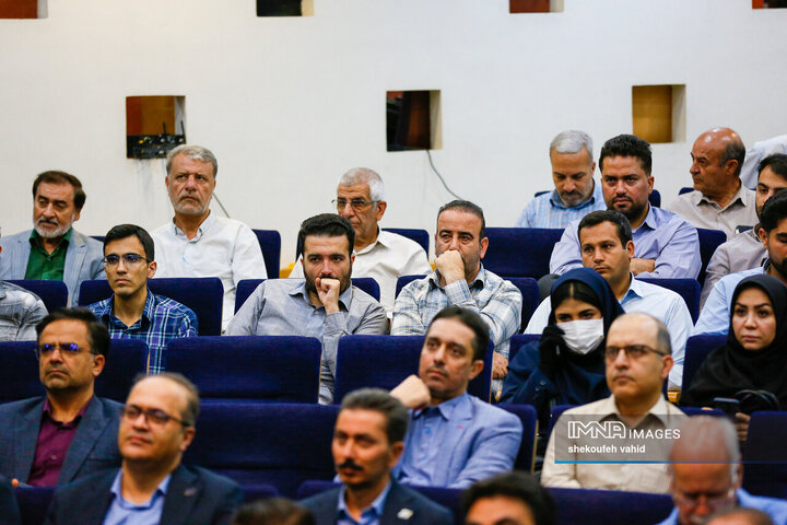آیین پاسداشت تولید ۲۰ درصد انرژی خورشیدی در شهرداری اصفهان