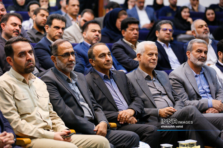 آیین پاسداشت تولید ۲۰ درصد انرژی خورشیدی در شهرداری اصفهان