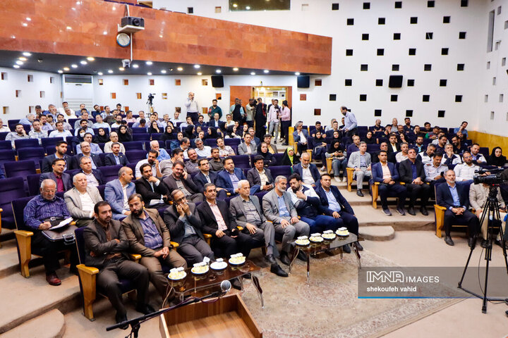 آیین پاسداشت تولید ۲۰ درصد انرژی خورشیدی در شهرداری اصفهان