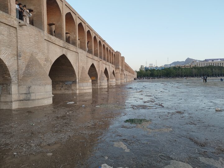 بازگشت زندگی به قلب اصفهان؛ وقتی زاینده‌رود دوباره زیر پای سی‌وسه‌پل نفس می‌کشد