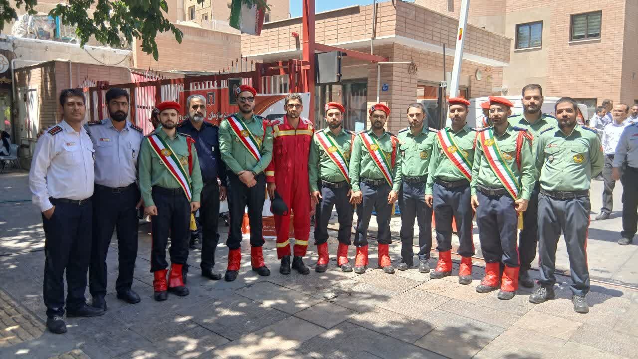 پیوند ناگسستنی آتشنشانان با مردم، این بار در دل خیابانها رقم میخورد
