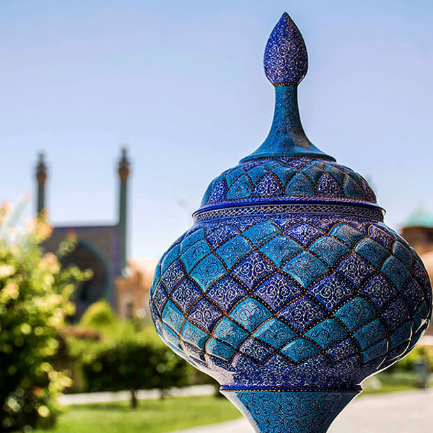 دوسوم صنایع دستی کشور در اصفهان/ قوانین حمایتی نداریم