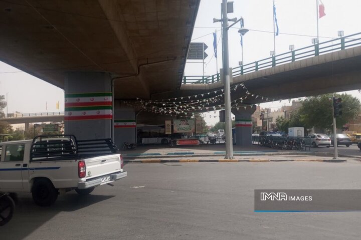 ستون‌های پل شهید شاهمرادی با طرحی الهام‌گرفته از پرچم ایران زیبا می‌شود