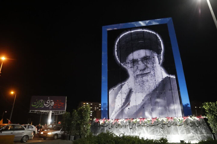 میدان مرجعیت مزین به بزرگ‌ترین المان رهبر شهید شد