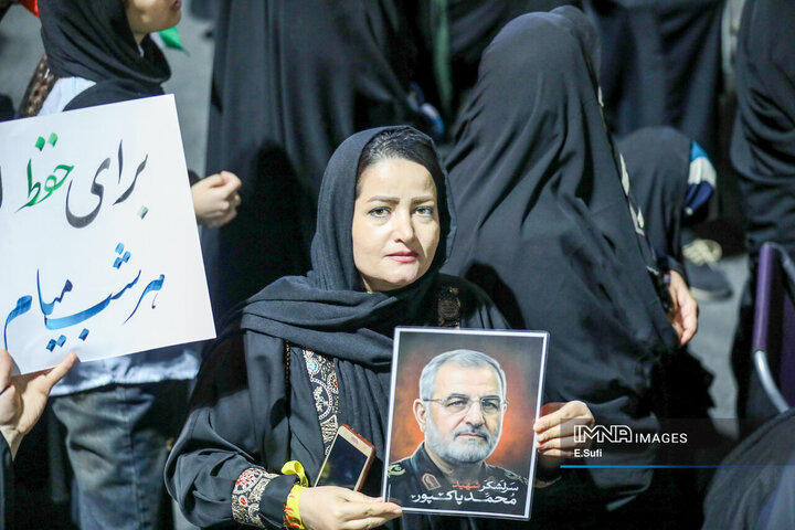 صدمین شب حماسه و ایستادگی؛در میدان شهدای اراک