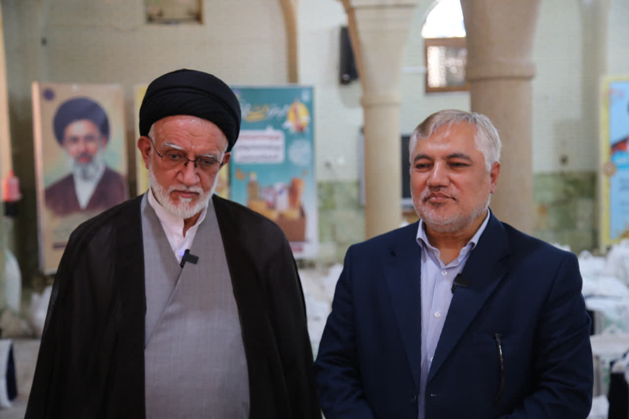 توزیع بسته‌های ۵ میلیونی در حرم سیدعلاءالدین حسین(ع)