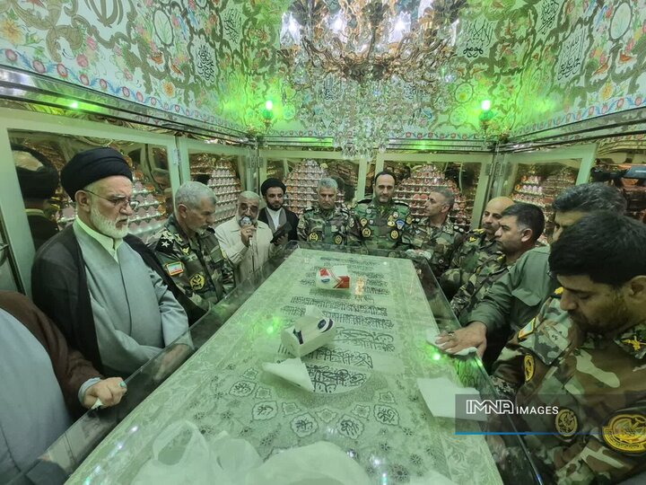 غبارروبی حرم سیدعلاءالدین حسین(ع) با حضور فرماندهان ارتش + تصاویر