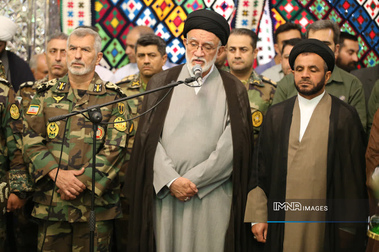 غبارروبی حرم سیدعلاءالدین حسین(ع) با حضور فرماندهان ارتش + تصاویر