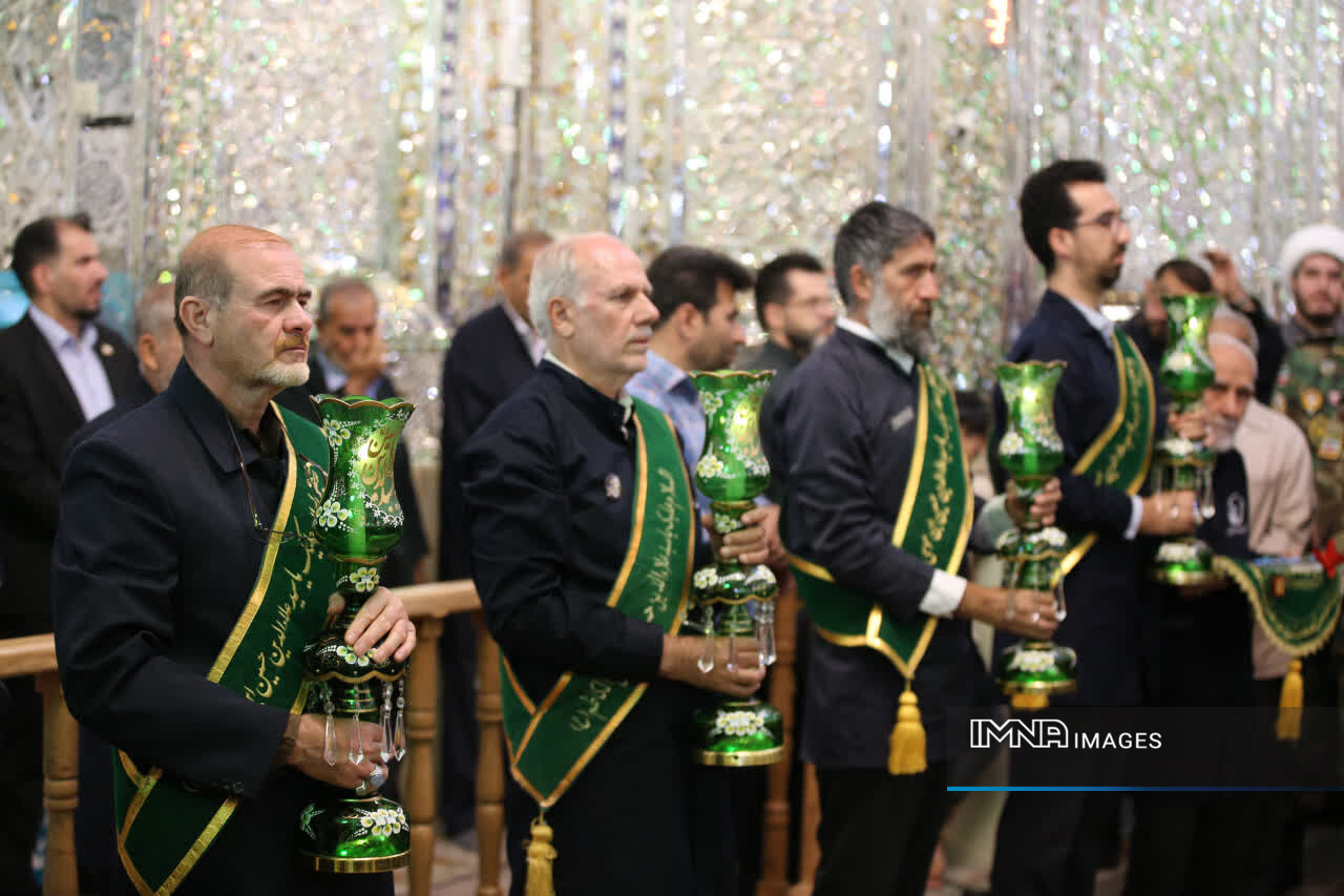 غبارروبی حرم سیدعلاءالدین حسین(ع) با حضور فرماندهان ارتش + تصاویر