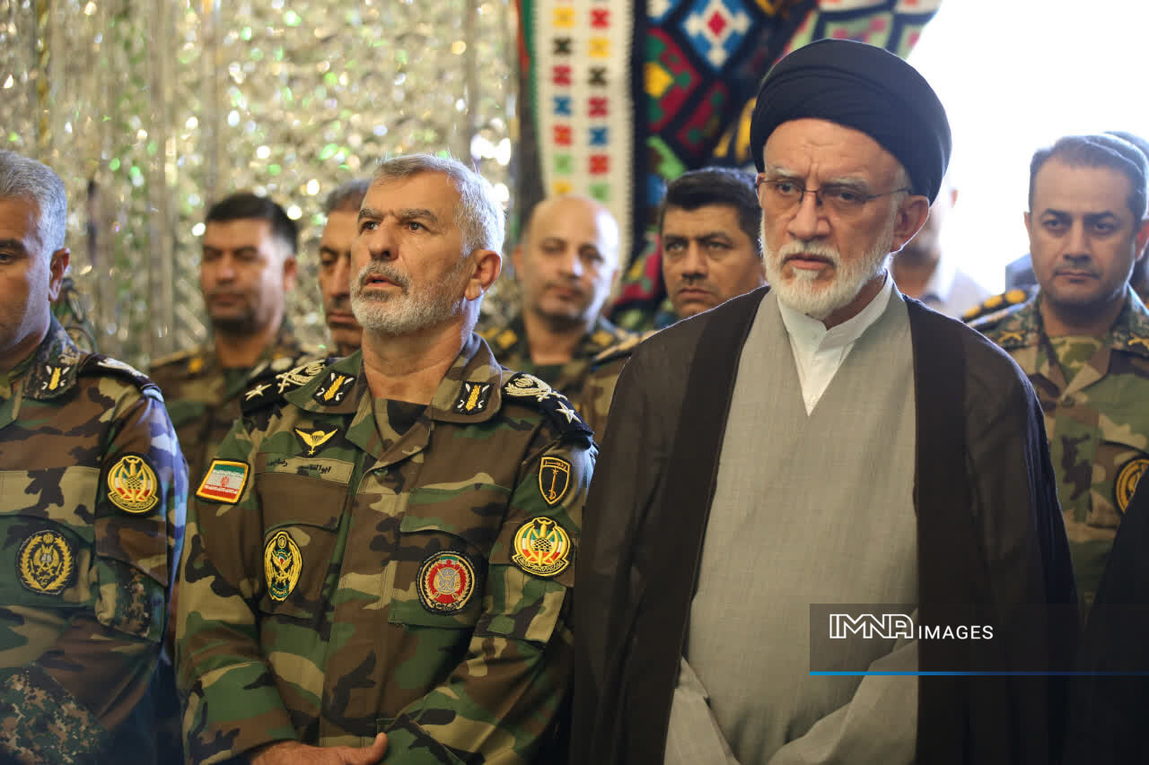 غبارروبی حرم سیدعلاءالدین حسین(ع) با حضور فرماندهان ارتش + تصاویر