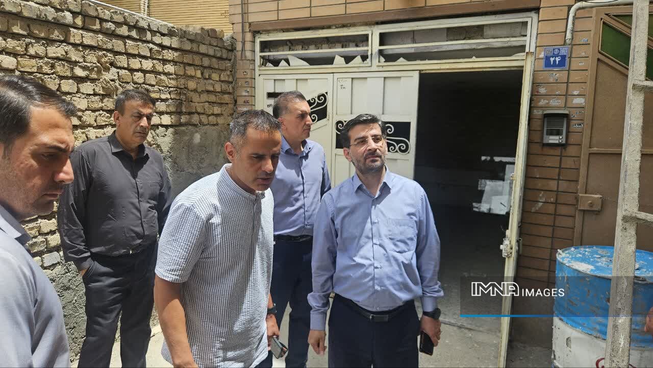 دستور ویژه مدیر منطقه ۱۰ اصفهان برای رفع موانع و تسریع عملیات بازسازی منازل آسیب‌دیده