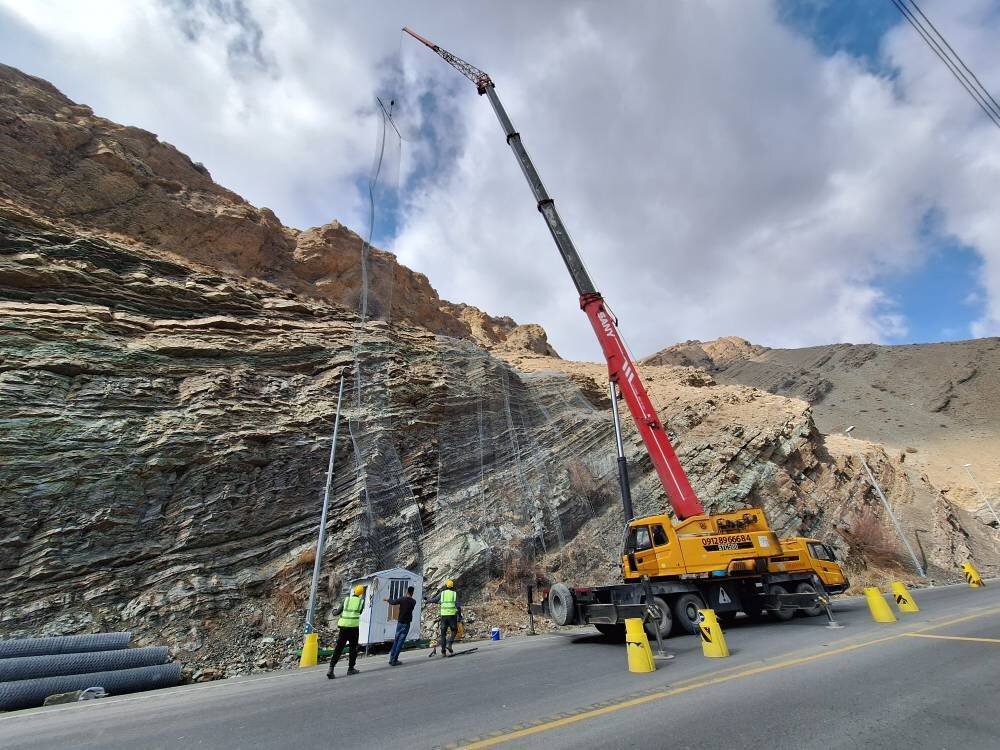 آغاز عملیات نصب ۱۰ هزار مترمربع توری سنگ در محور کرج-کندوان