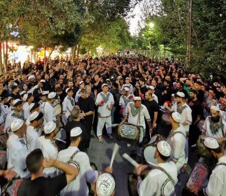 برگزاری قافله چاوش محرم در چهارباغ عباسی اصفهان با استقبال گسترده شهروندان