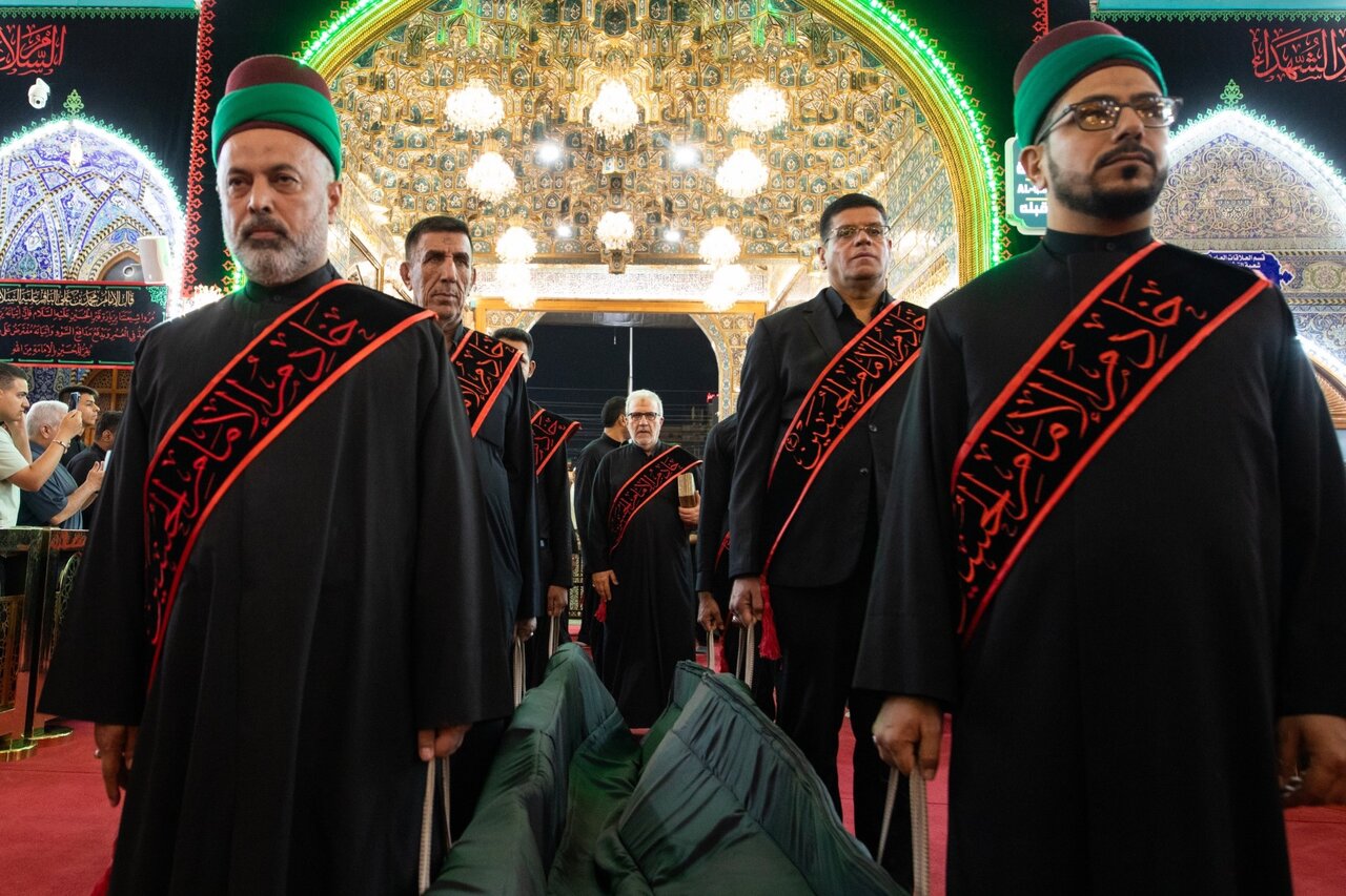 حرم امام حسین(ع) در آستانه محرم سیاه‌پوش شد + فیلم
