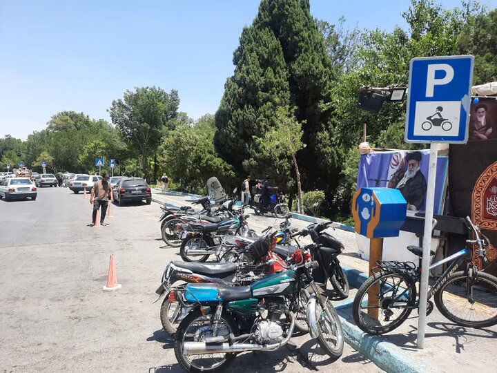 ساماندهی پارک موتورسیکلت‌ها در محورهای منتهی به زاینده‌رود اصفهان