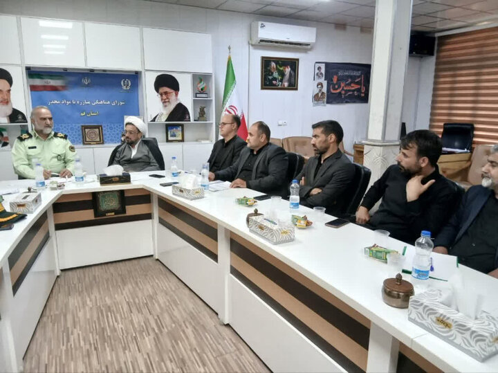 مقابله نیروی انتظامی قم با کشت گلخانه‌ای مواد مخدر/ ۲۸ عطاری متخلف پلمب شد