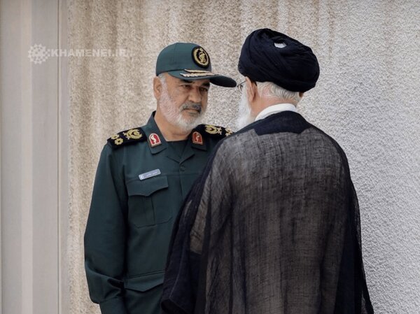 تصویری از گفت‌وگوی شهید سپهبد سلامی با فرمانده شهید کل قوا