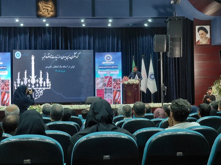 ارائه خدمات چندزبانه و احترام به آداب و رسوم گردشگران در جذب گردشگر مؤثر است