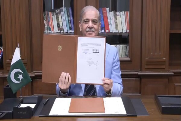 «شهباز شریف» تفاهم‌نامه اسلام‌آباد را امضا کرد + فیلم