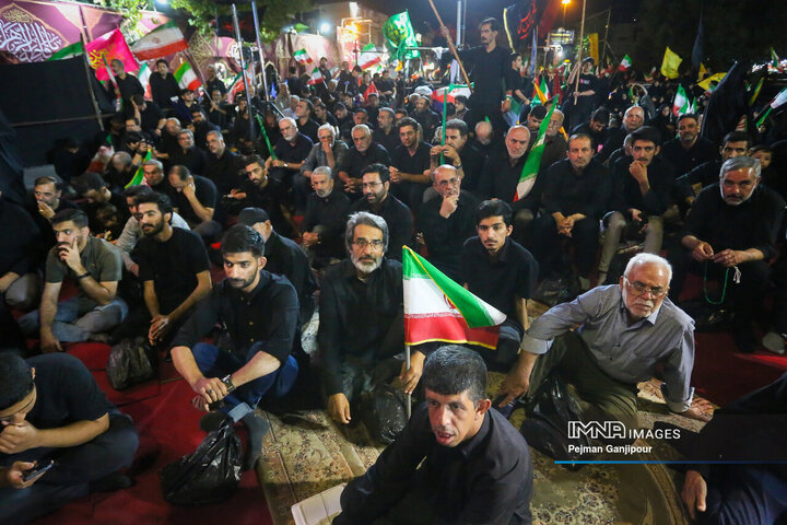 مجلس عزای امام حسین(ع) در خیابان