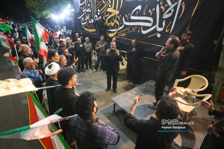 مجلس عزای امام حسین(ع) در خیابان