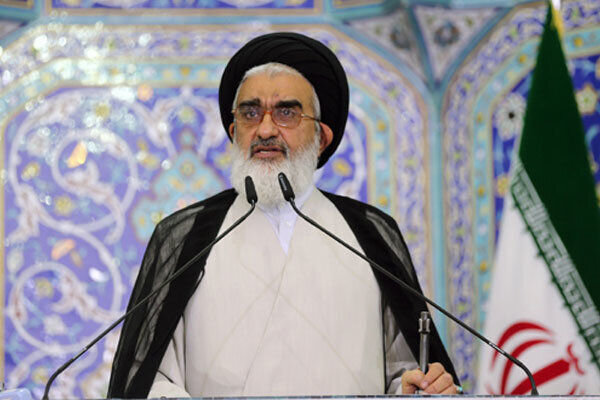 تأکید امام جمعه قم بر حفظ انسجام داخلی/ هرگونه کنش خارج از چارچوب، فرصت‌سوزی برای دشمن است