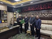 اهدای پرچم گنبد حرم مطهر امام حسین (ع) برای بدرقه پیکر رهبر شهید