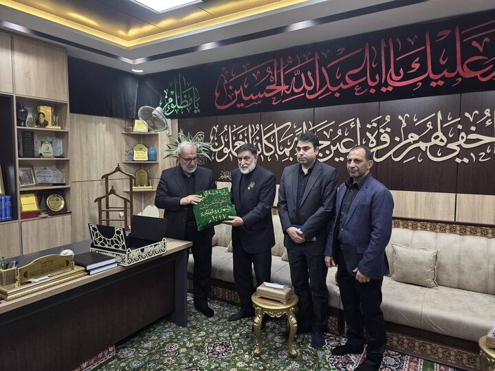 اهدای پرچم گنبد حرم مطهر امام حسین (ع) برای بدرقه پیکر رهبر شهید