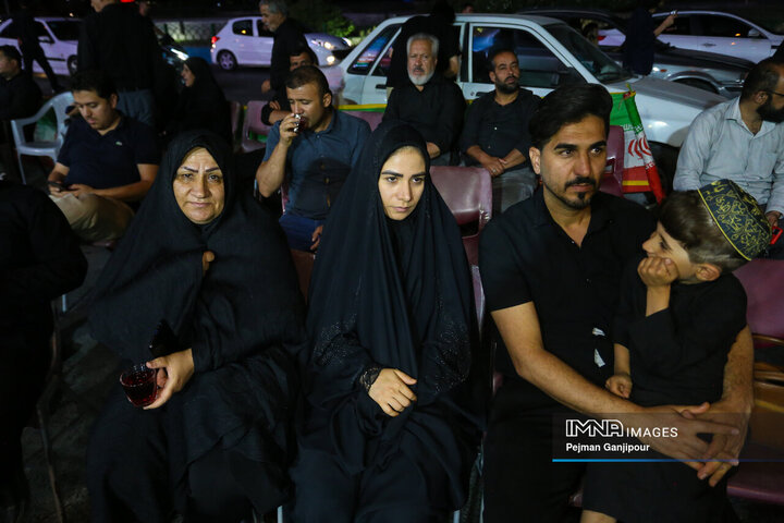عزاداری شب هشتم محرم در خیابان‌های اصفهان