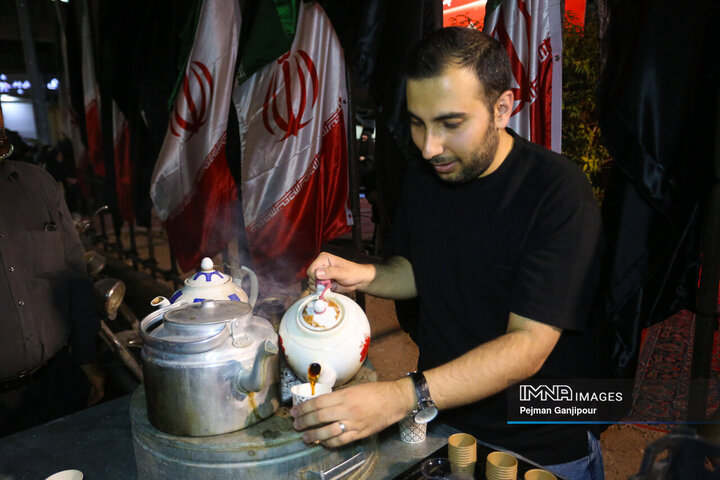 عزاداری شب هشتم محرم در خیابان‌های اصفهان