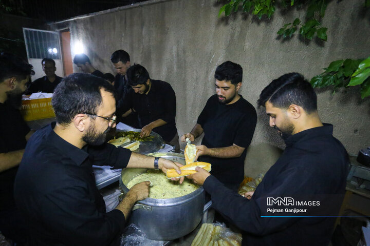 عزاداری شب هشتم محرم در خیابان‌های اصفهان