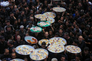 آیین سنتی توزیع نذری در روستای اراضی مبارکه
