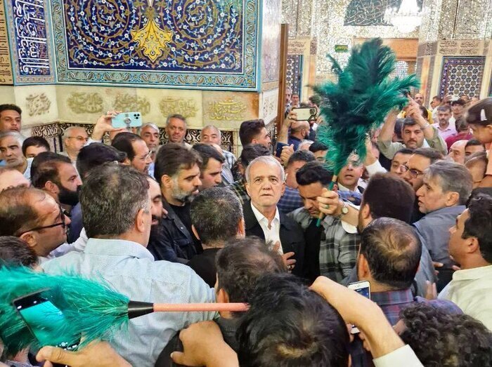 رئیس جمهور به زیارت امام رضا(ع) رفت