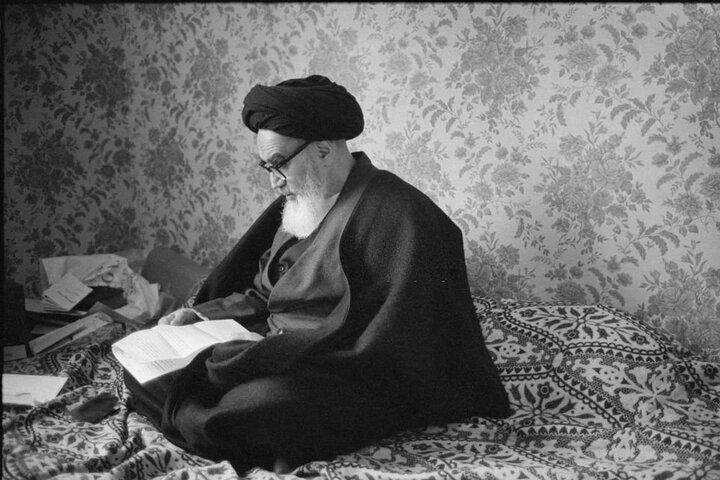 سال‌ها گریه به تو جرم تلقی می‌شد، روضه هر شب ما برکت روح‌الله است