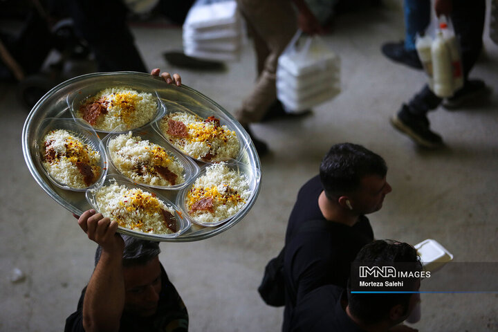 آیین سنتی توزیع نذری در روستای اراضی مبارکه
